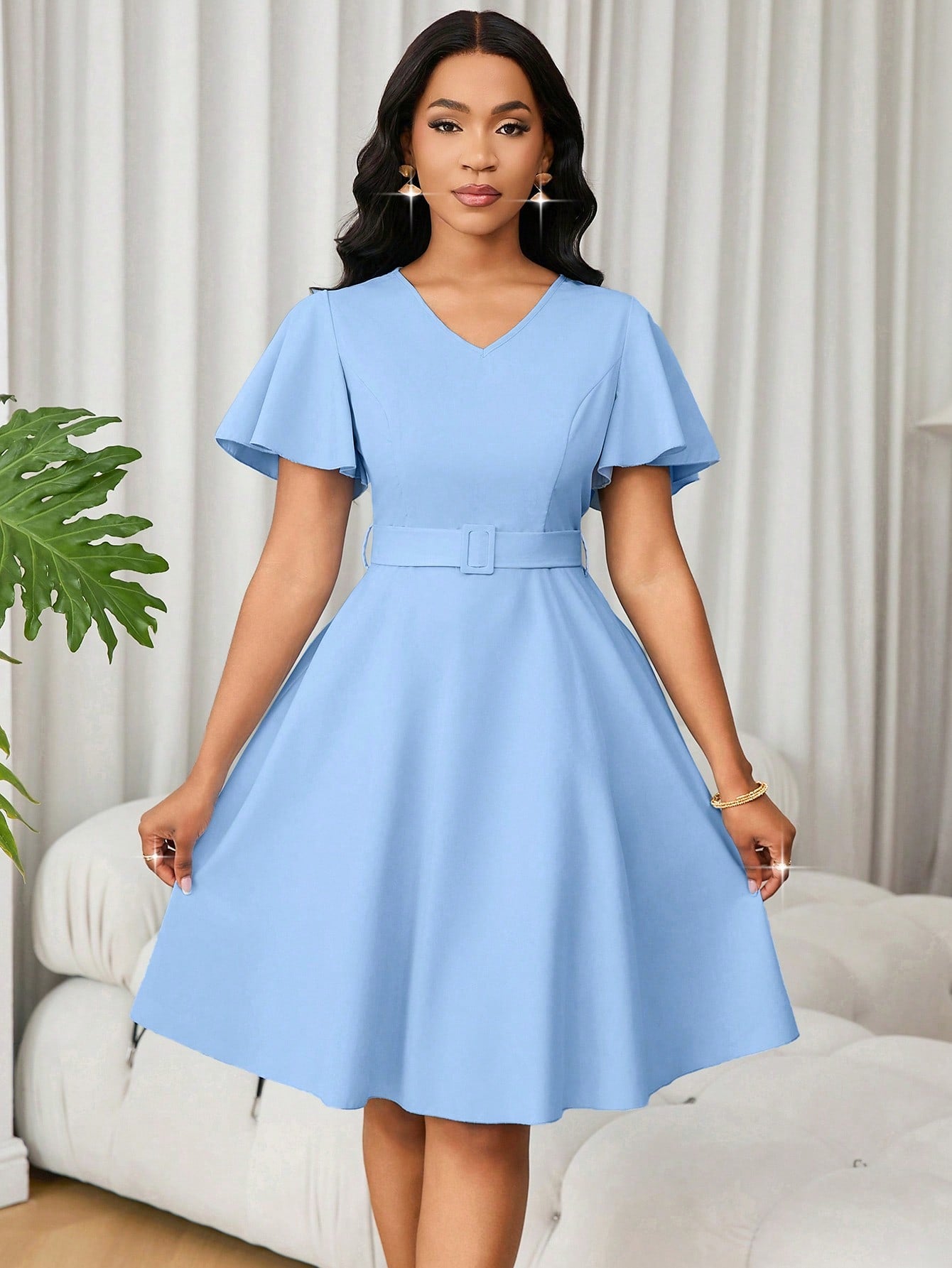 Vestido Curto Evasê Decote V Com Cinto E Manga Flare