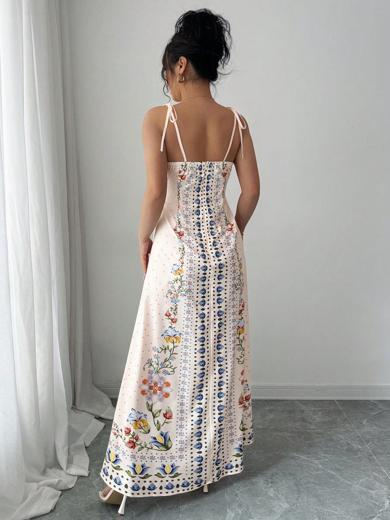 Vestido Longo Estampado com Alças Finas e Barra Decorada