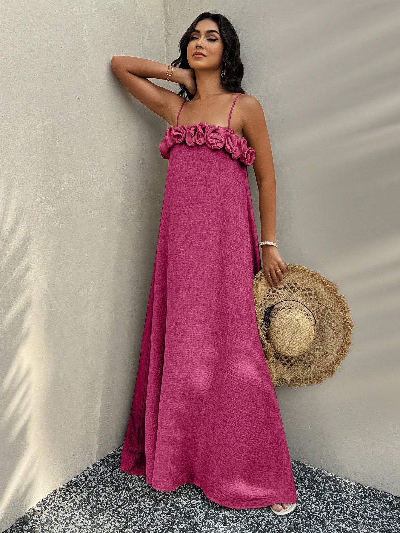 Vestido Longo De Alças Com Detalhe Floral No Decote