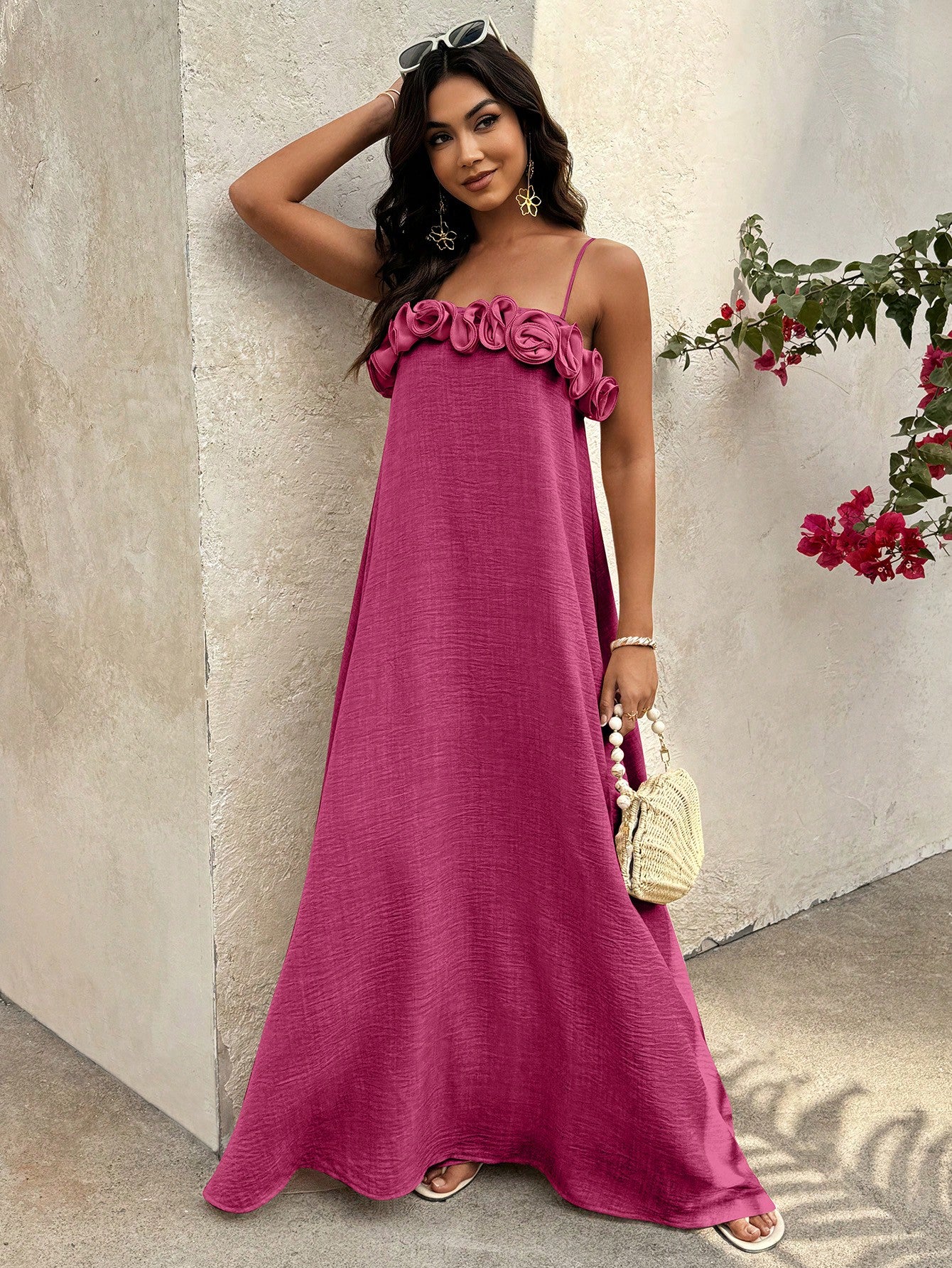 Vestido Longo De Alças Com Detalhe Floral No Decote