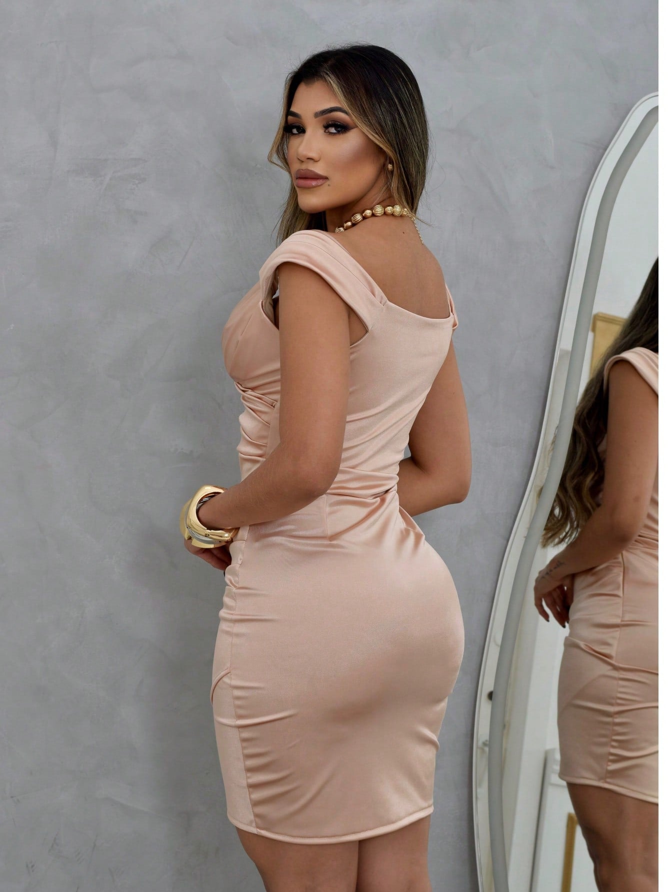 Vestido Curto Elegante Justo Decote V Com Barra Assimétrica