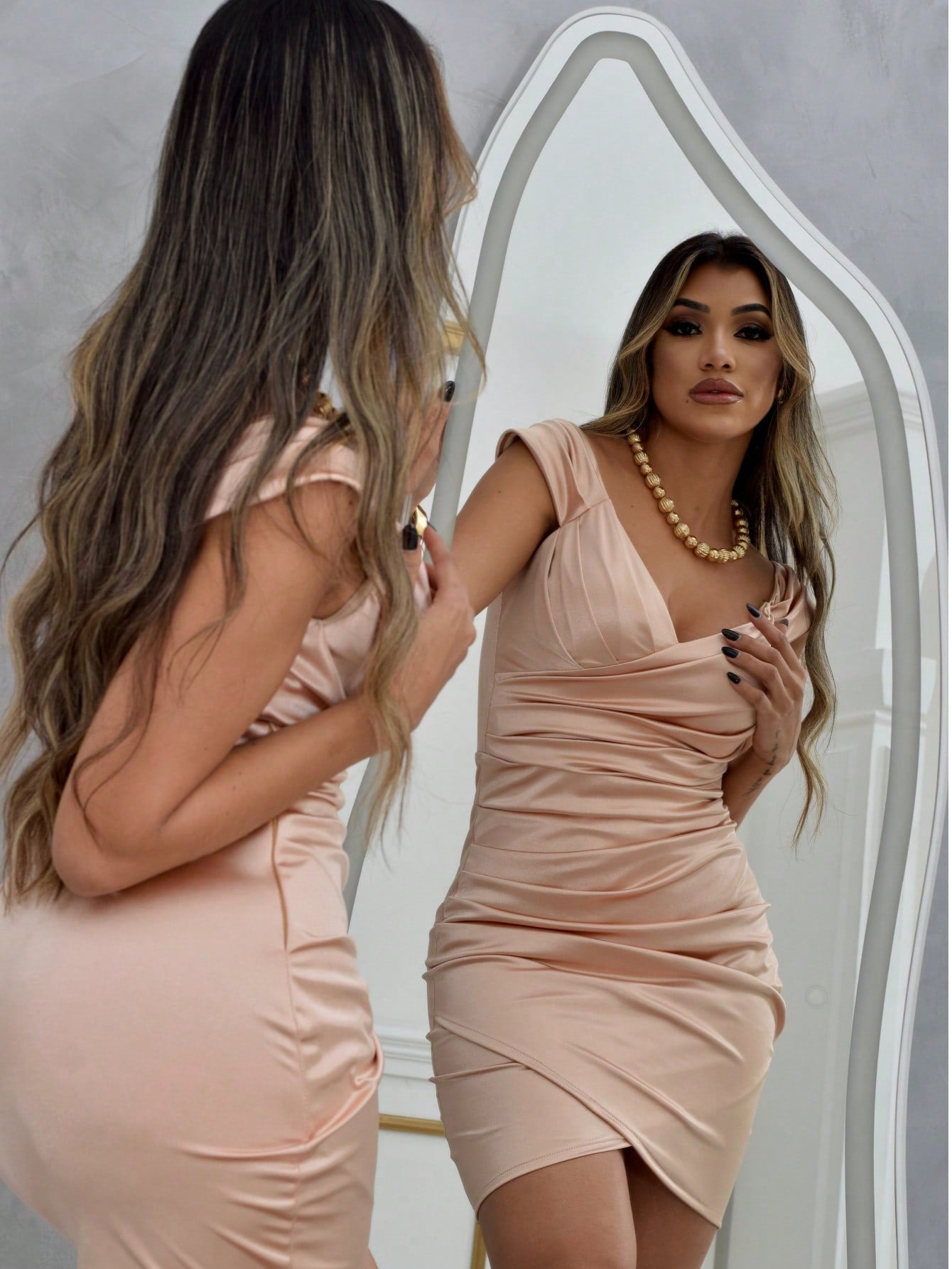 Vestido Curto Elegante Justo Decote V Com Barra Assimétrica