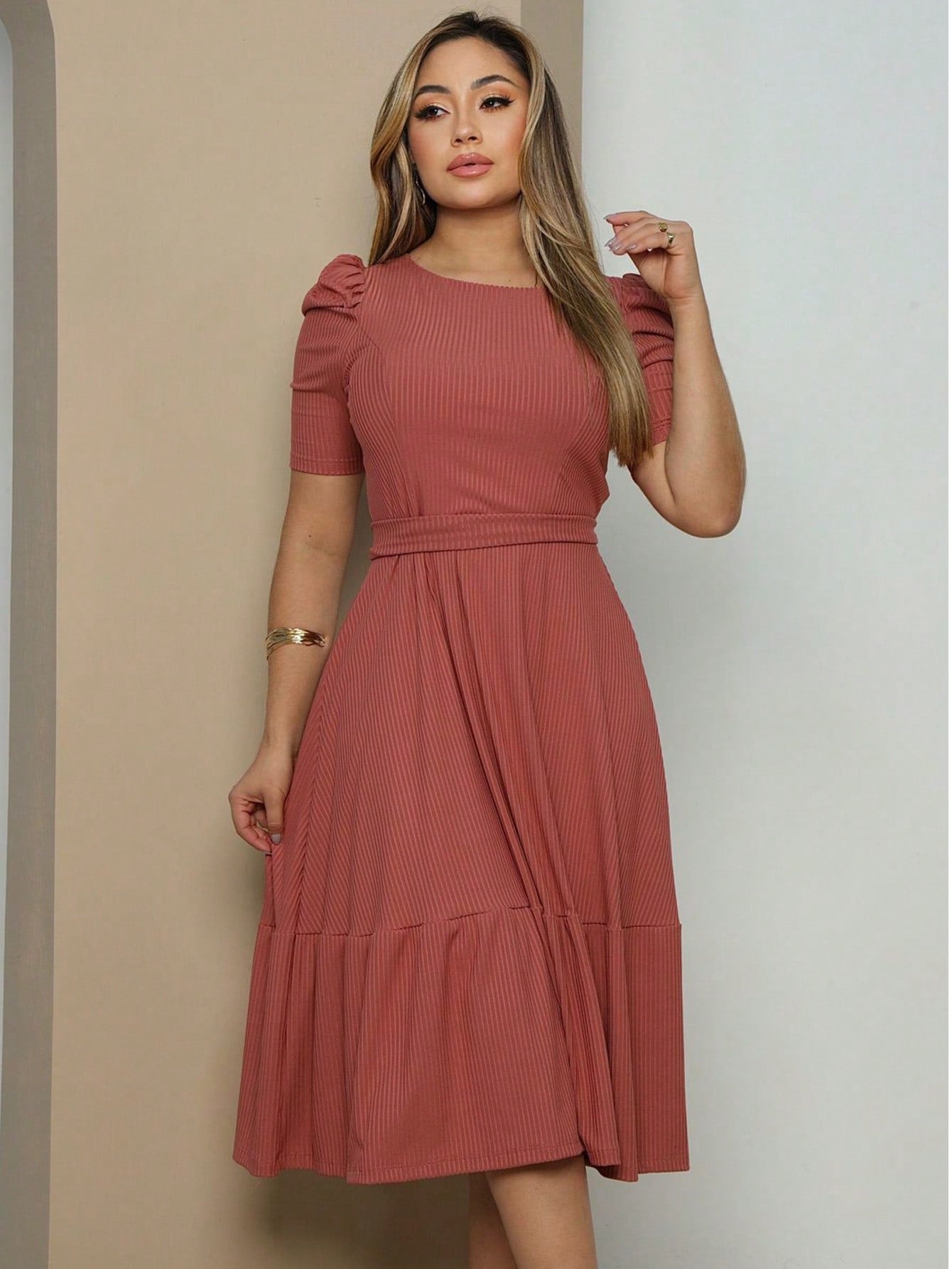 Vestido Midi Evasê Elegante Com Cinto E Babado Na Barra
