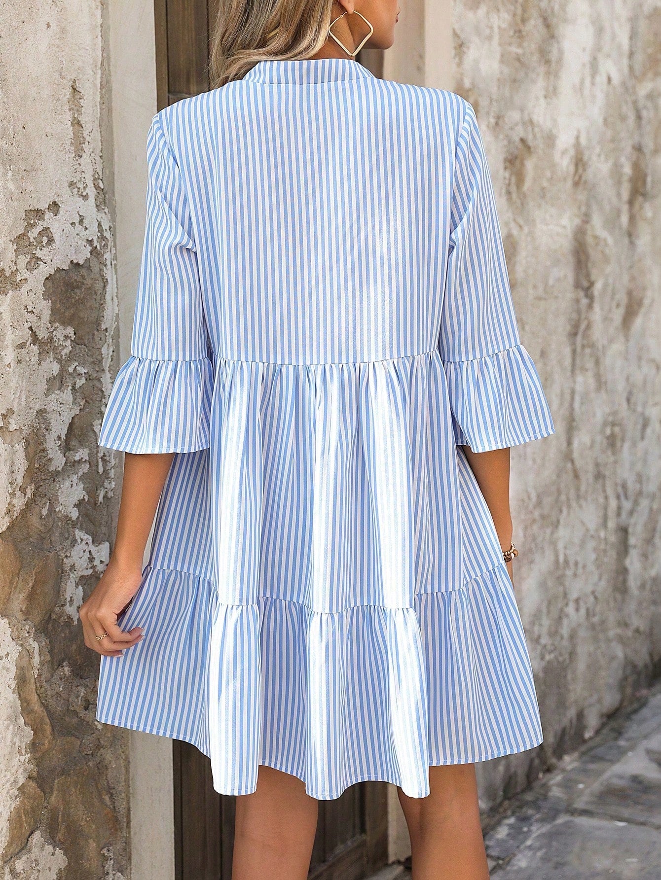 Vestido Curto Listrado Azul Com Manga 3/4 E Babados