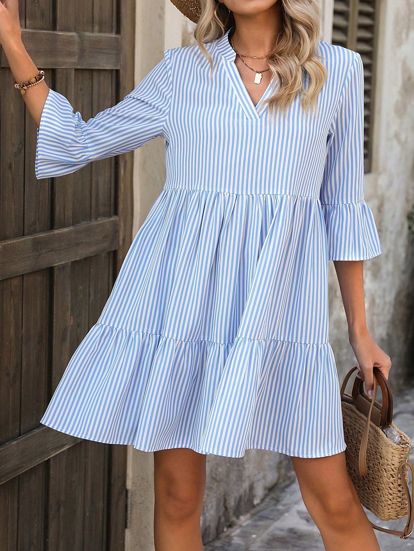Vestido Curto Listrado Azul Com Manga 3/4 E Babados