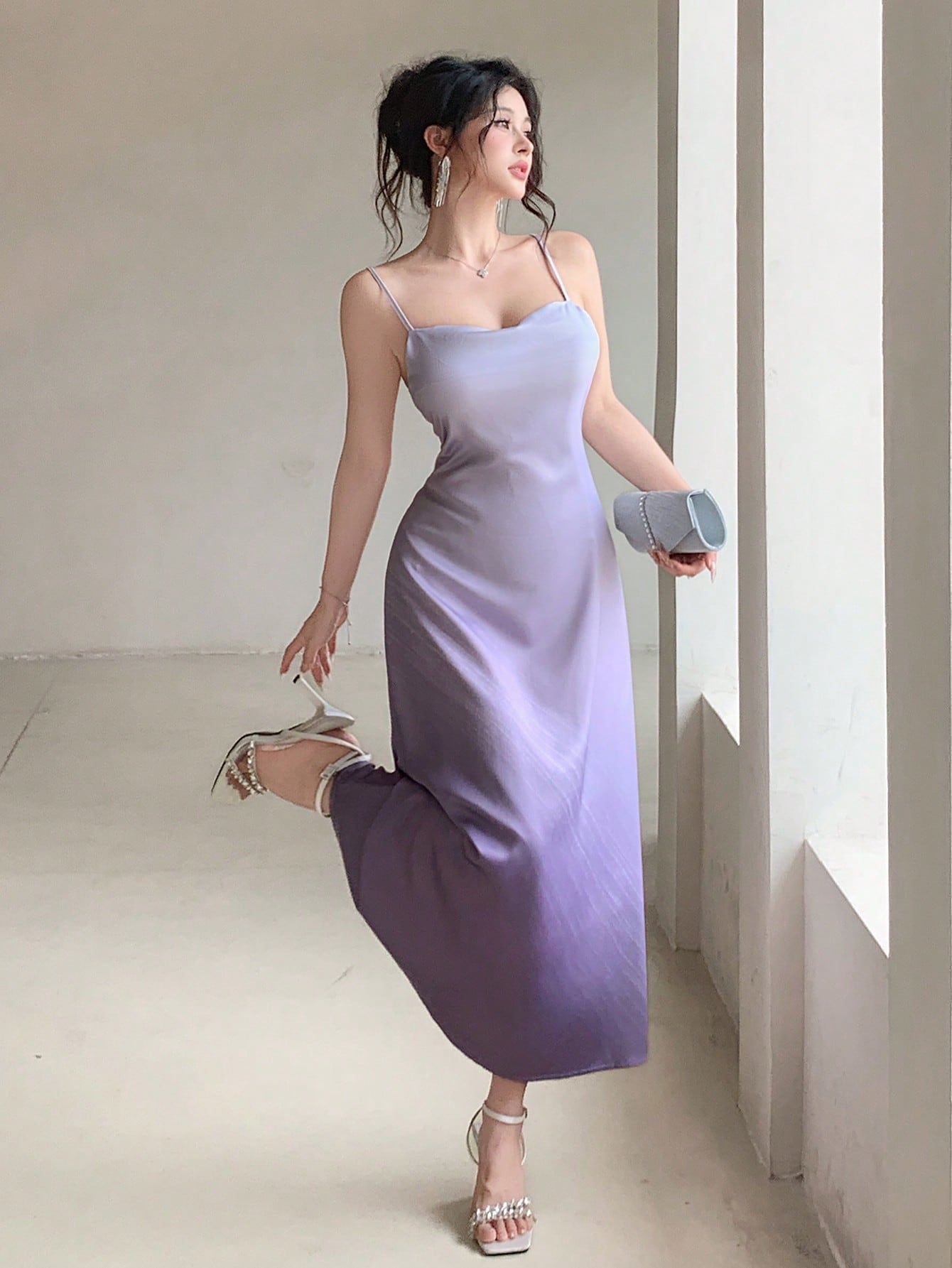 Vestido Longo De Cetim Com Alças Finas Elegante