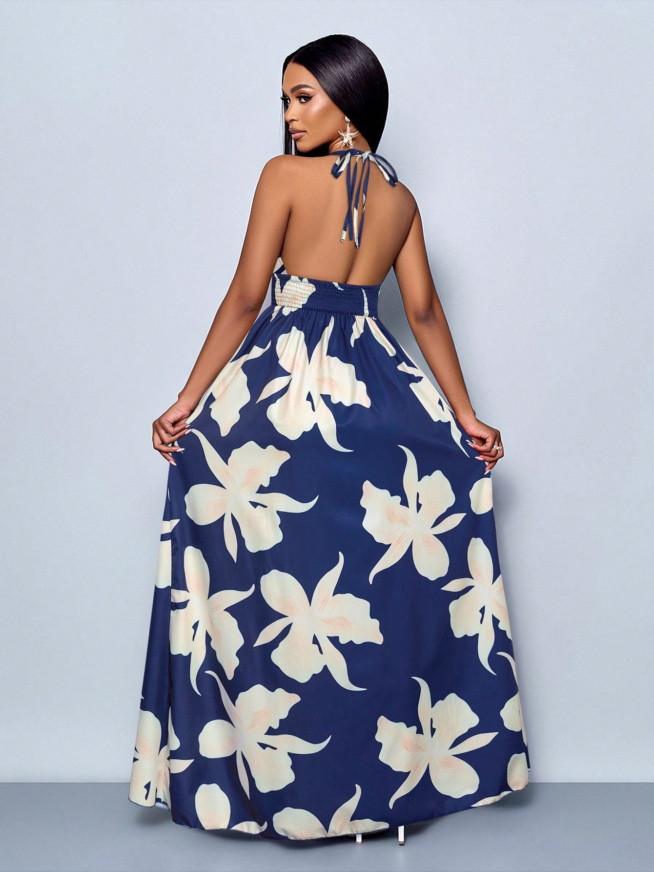 Vestido Longo Estampado Decote Halter Com Saia Rodada