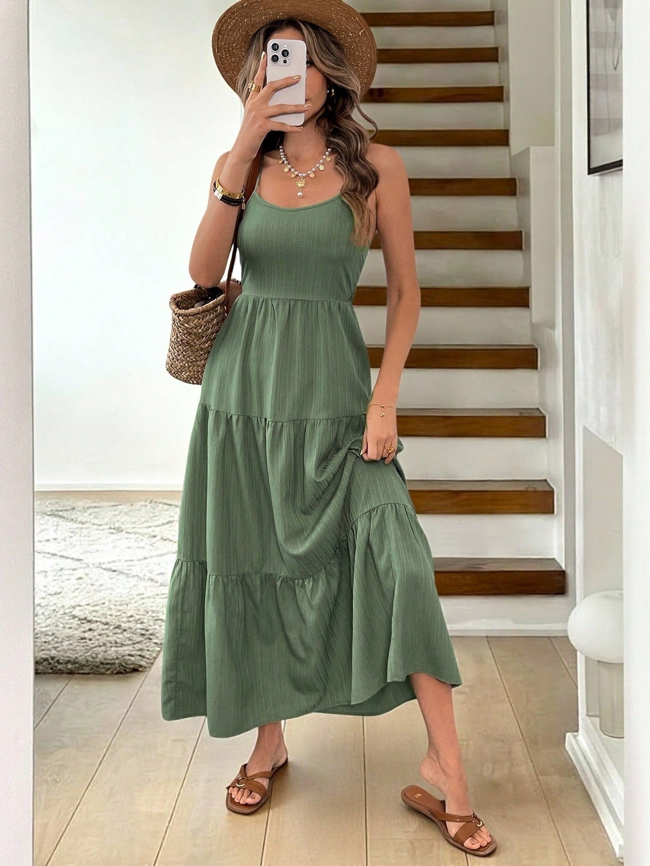 Vestido Longo Verde Com Laço Nas Costas E Camadas Fluídas