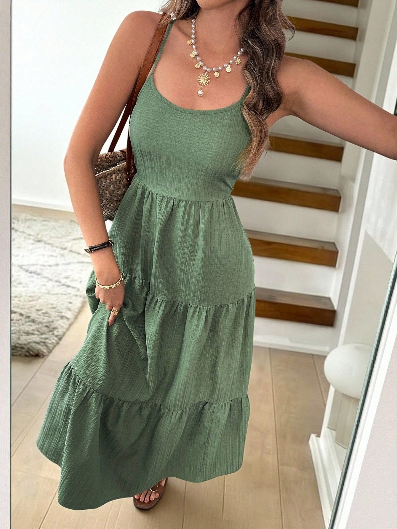 Vestido Longo Verde Com Laço Nas Costas E Camadas Fluídas