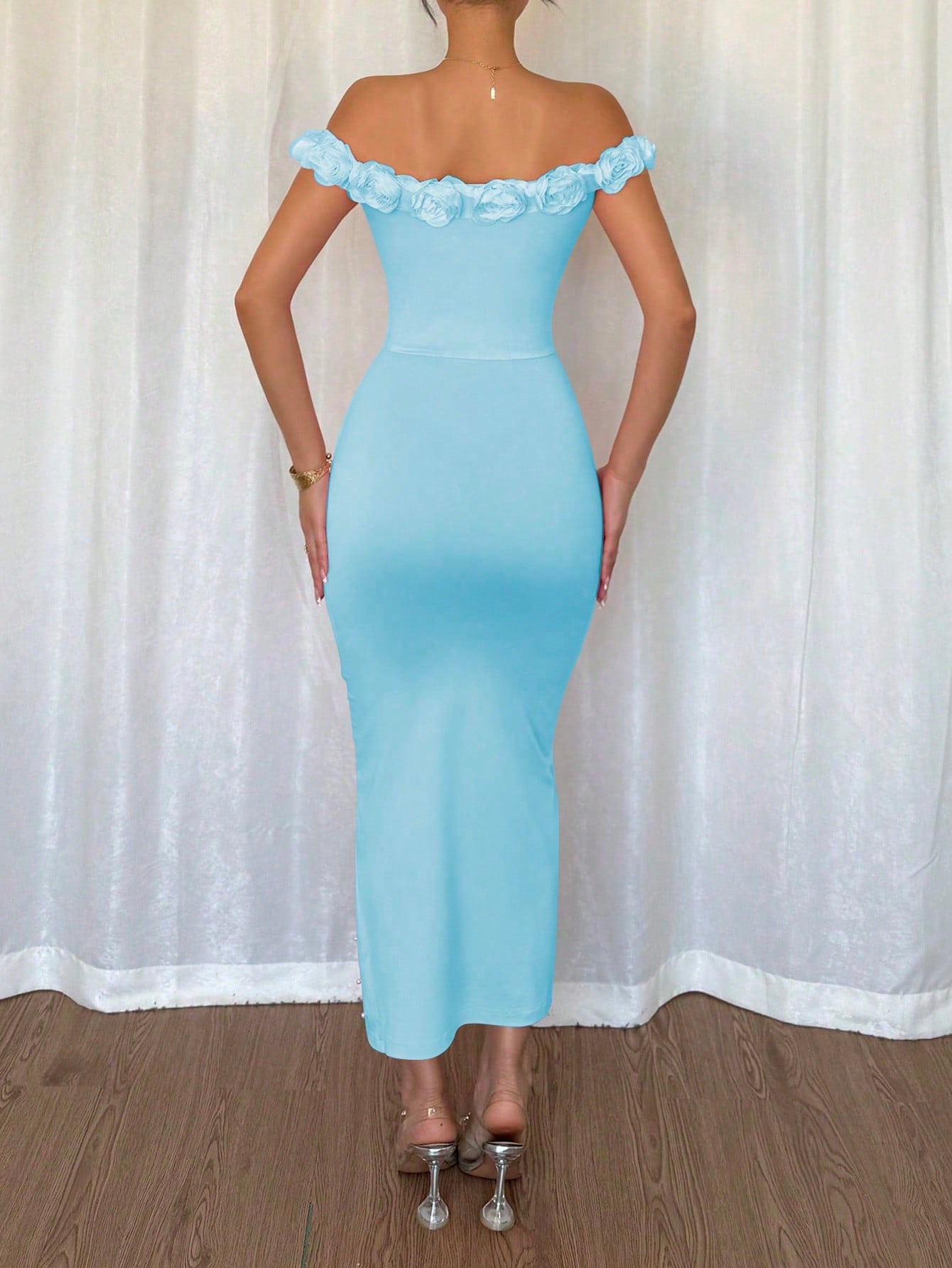 Vestido Longo Ombro a Ombro Com Pérolas e Flores