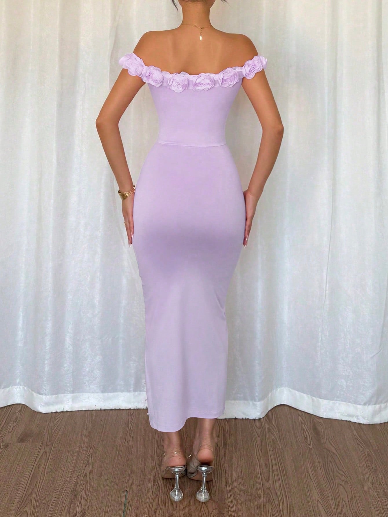 Vestido Longo Ombro a Ombro Com Pérolas e Flores