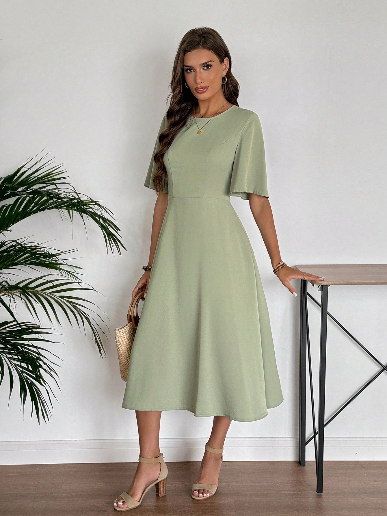Vestido Midi Evasê Elegante Com Manga Flare