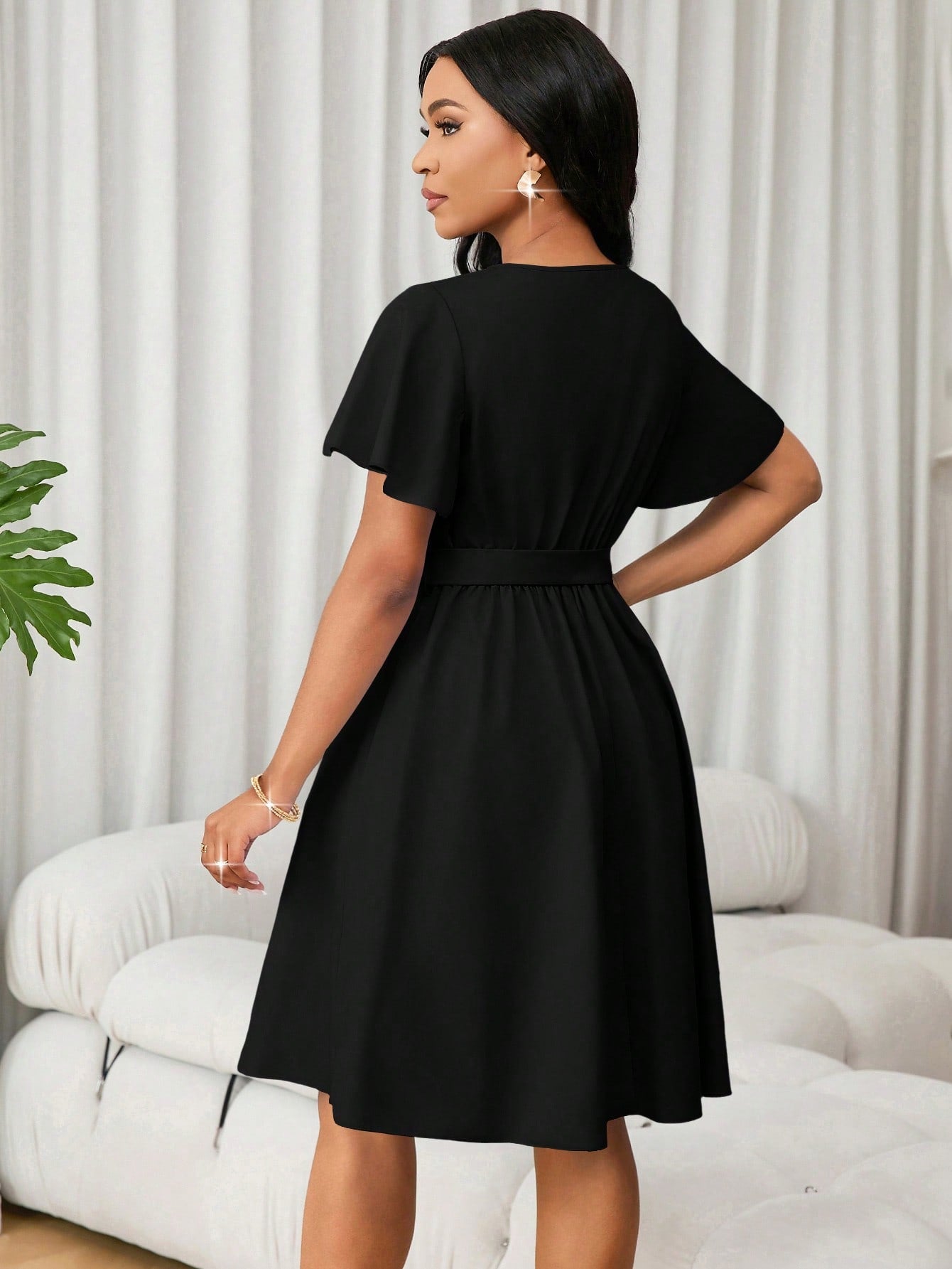 Vestido Curto Evasê Decote V Com Cinto E Manga Flare