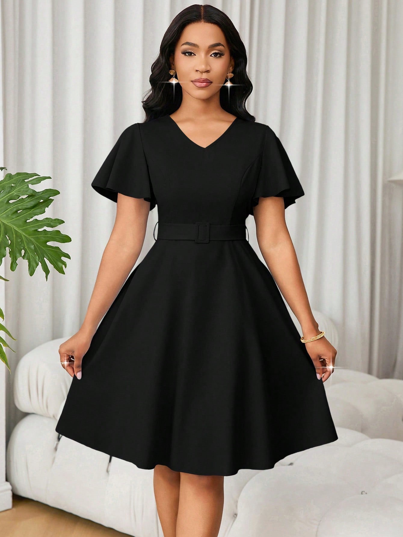 Vestido Curto Evasê Decote V Com Cinto E Manga Flare