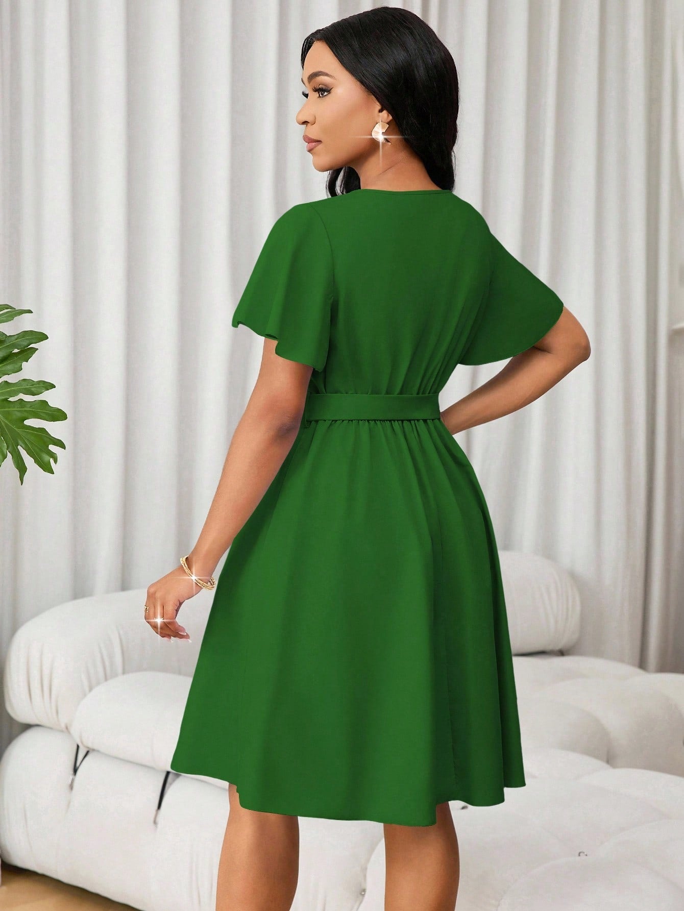 Vestido Curto Evasê Decote V Com Cinto E Manga Flare