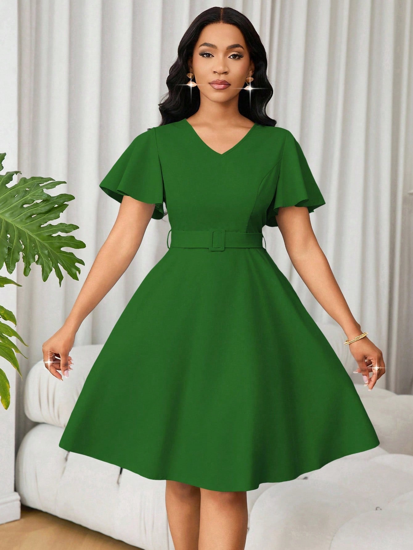 Vestido Curto Evasê Decote V Com Cinto E Manga Flare