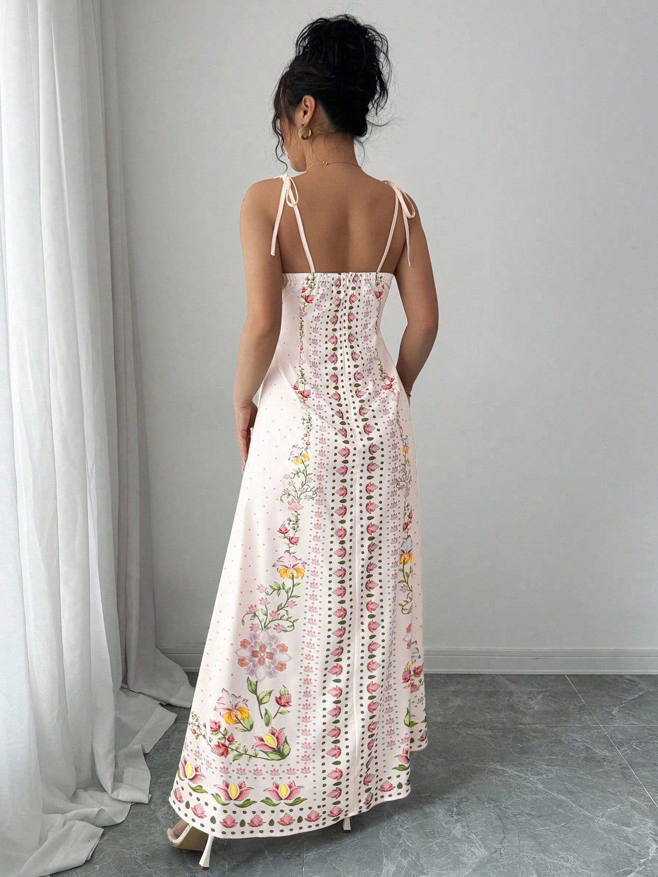 Vestido Longo Estampado com Alças Finas e Barra Decorada