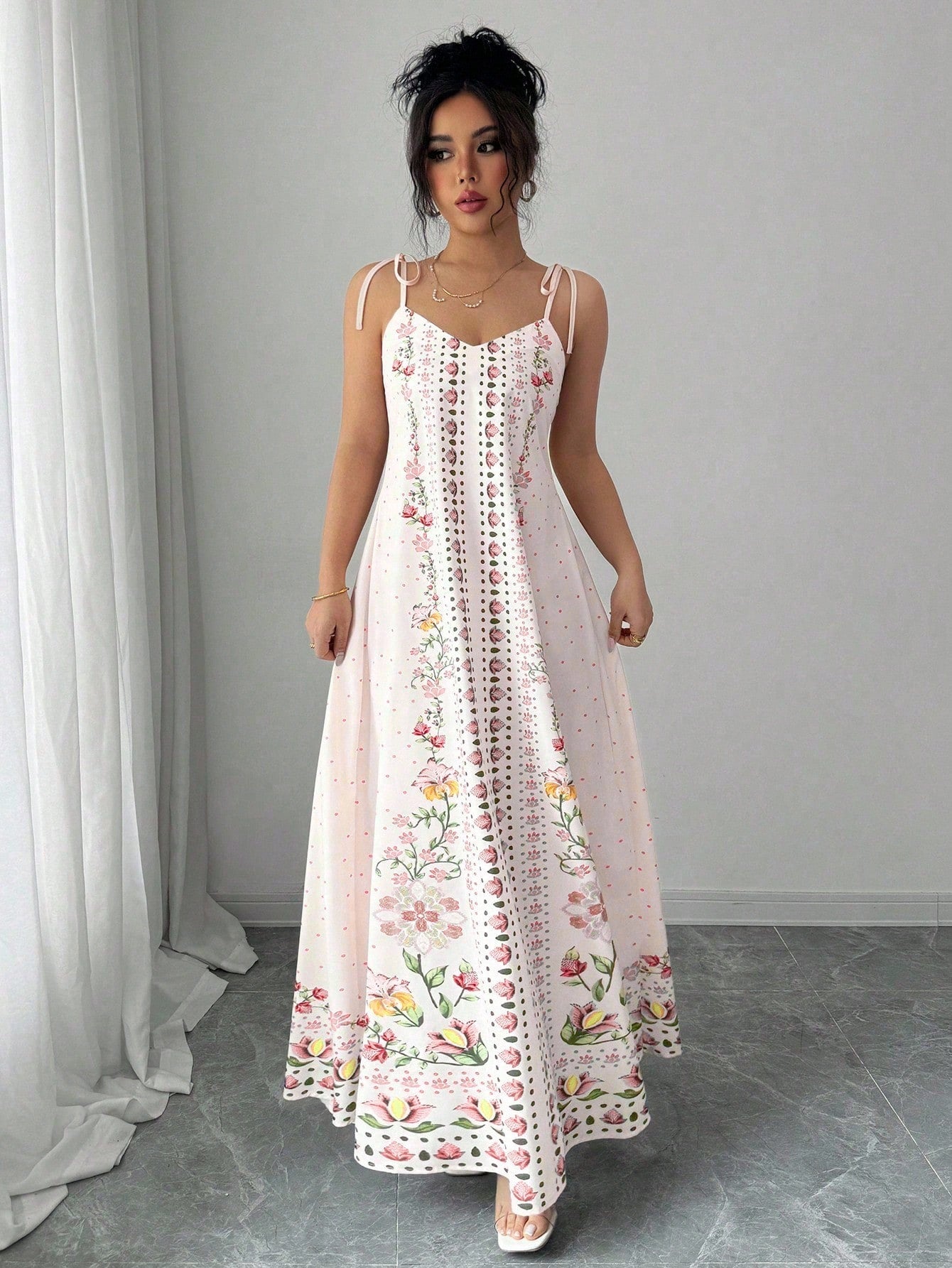 Vestido Longo Estampado com Alças Finas e Barra Decorada