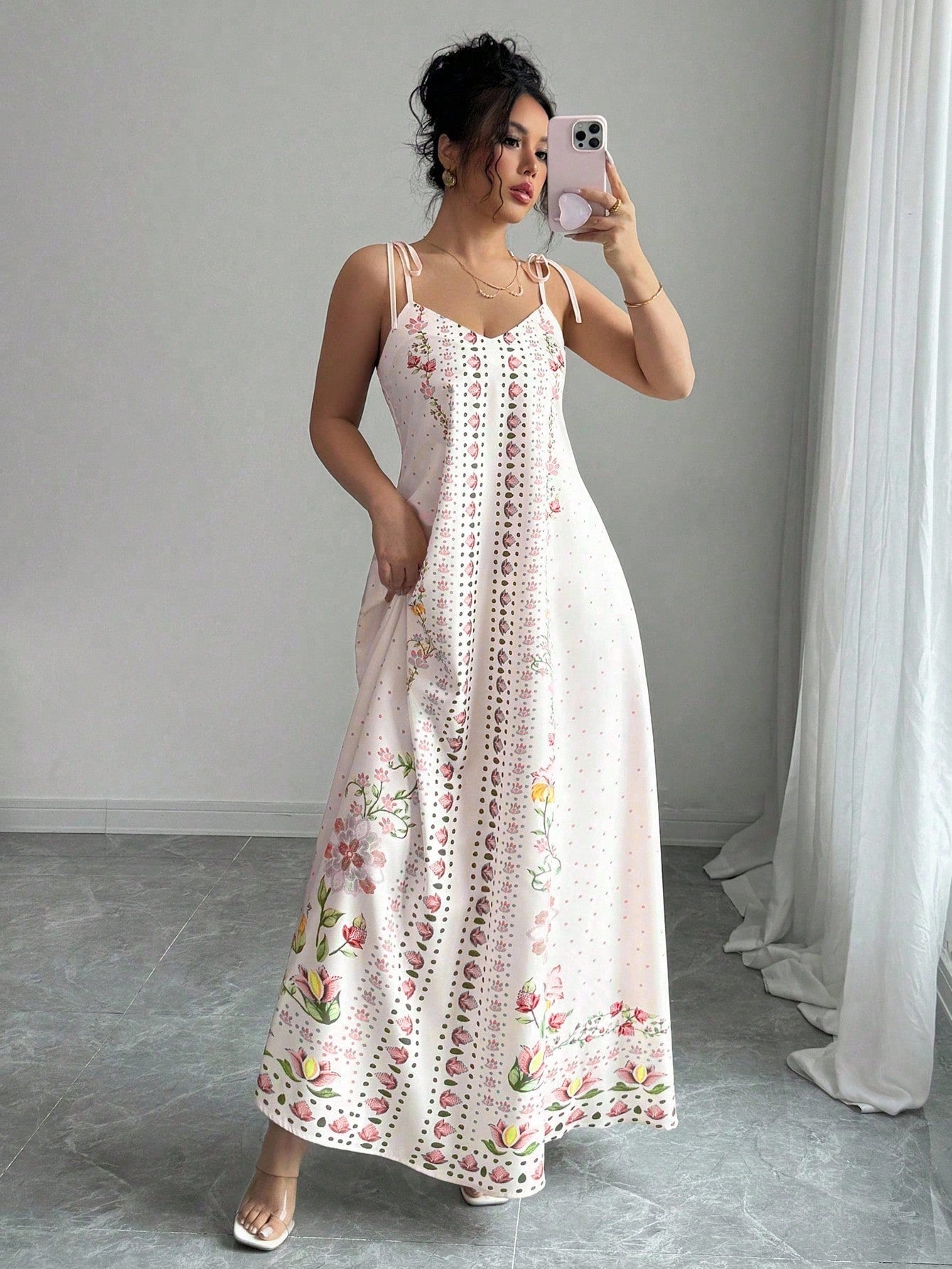 Vestido Longo Estampado com Alças Finas e Barra Decorada