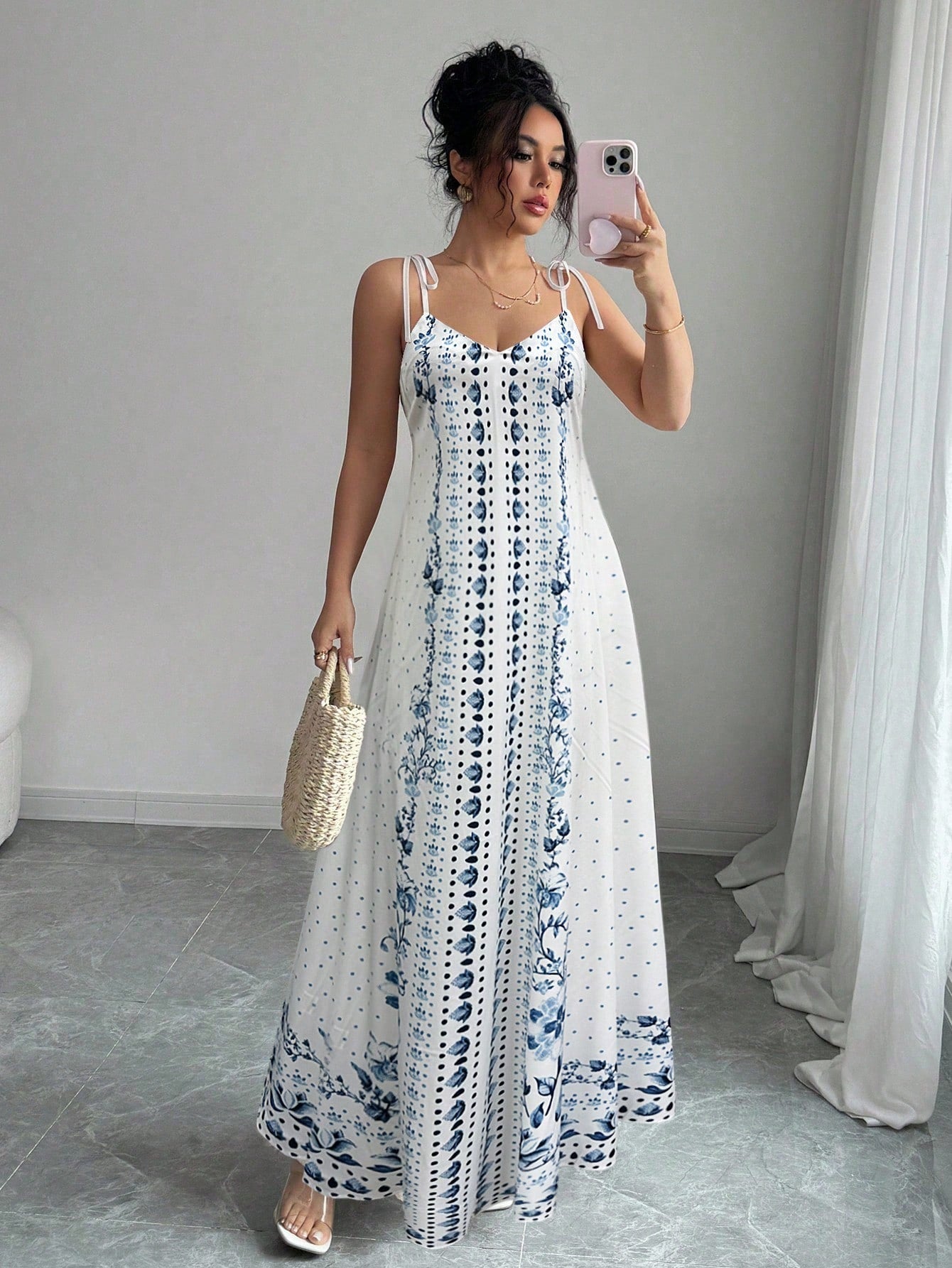 Vestido Longo Estampado com Alças Finas e Barra Decorada