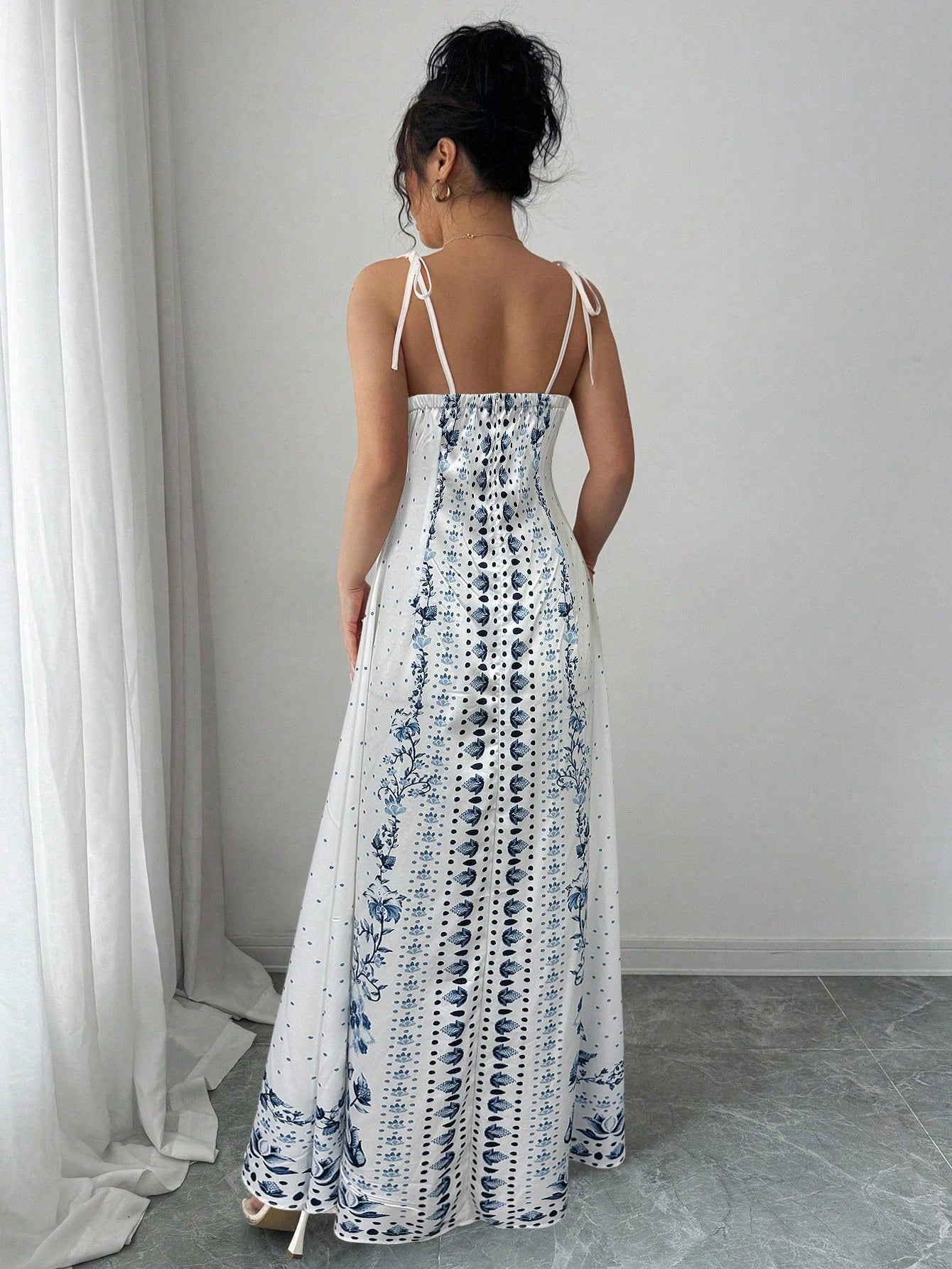 Vestido Longo Estampado com Alças Finas e Barra Decorada