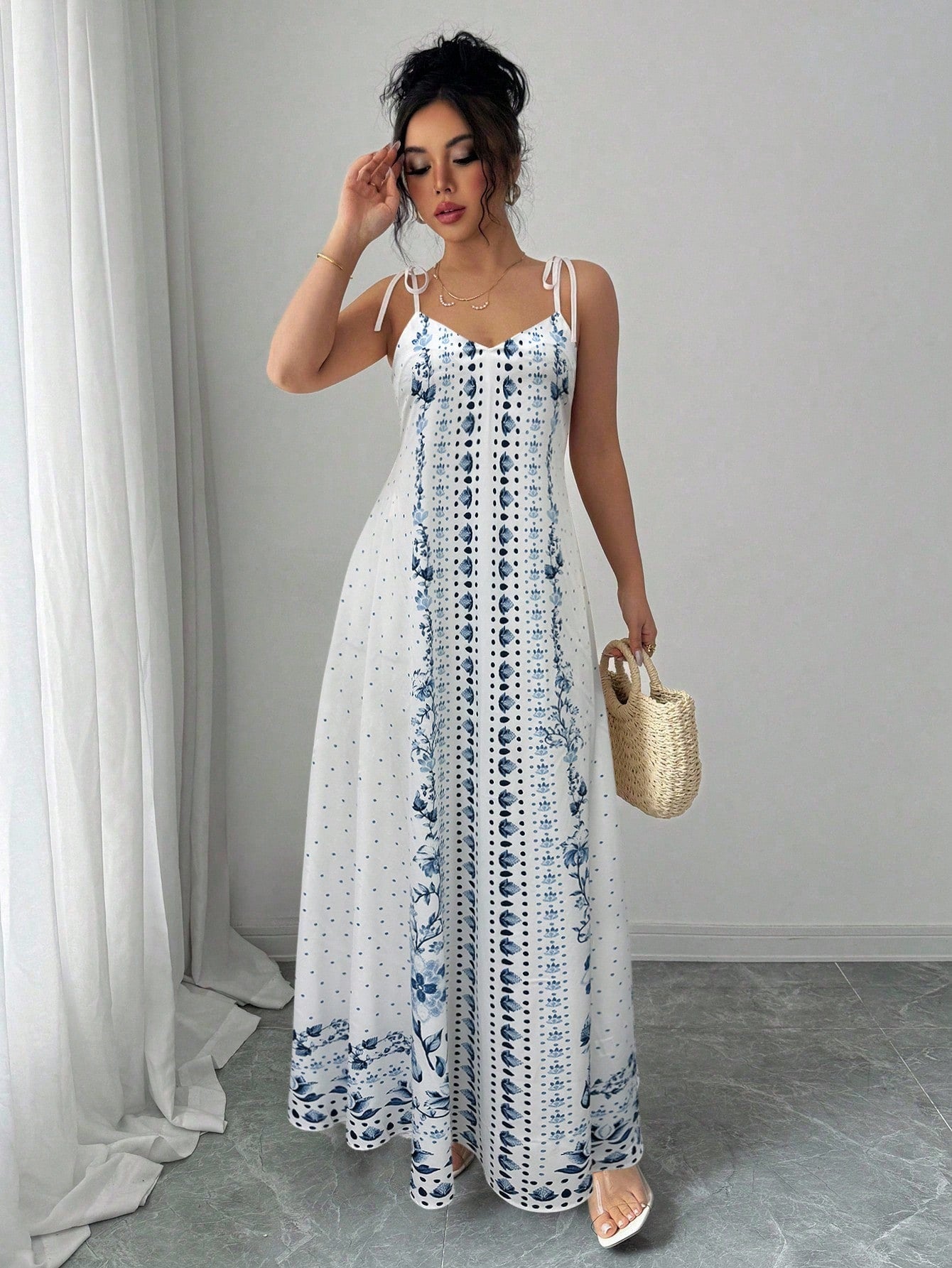 Vestido Longo Estampado com Alças Finas e Barra Decorada