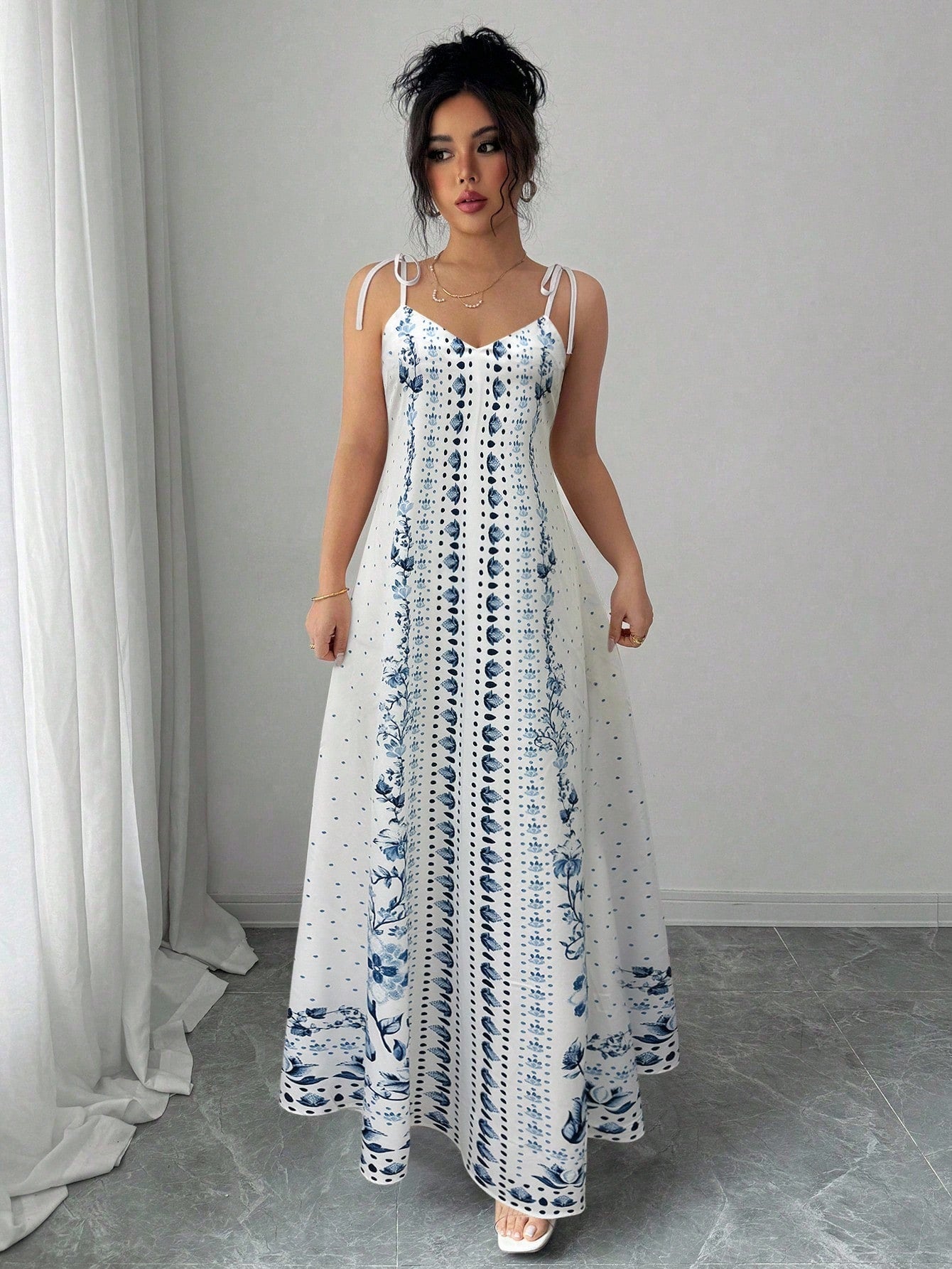 Vestido Longo Estampado com Alças Finas e Barra Decorada
