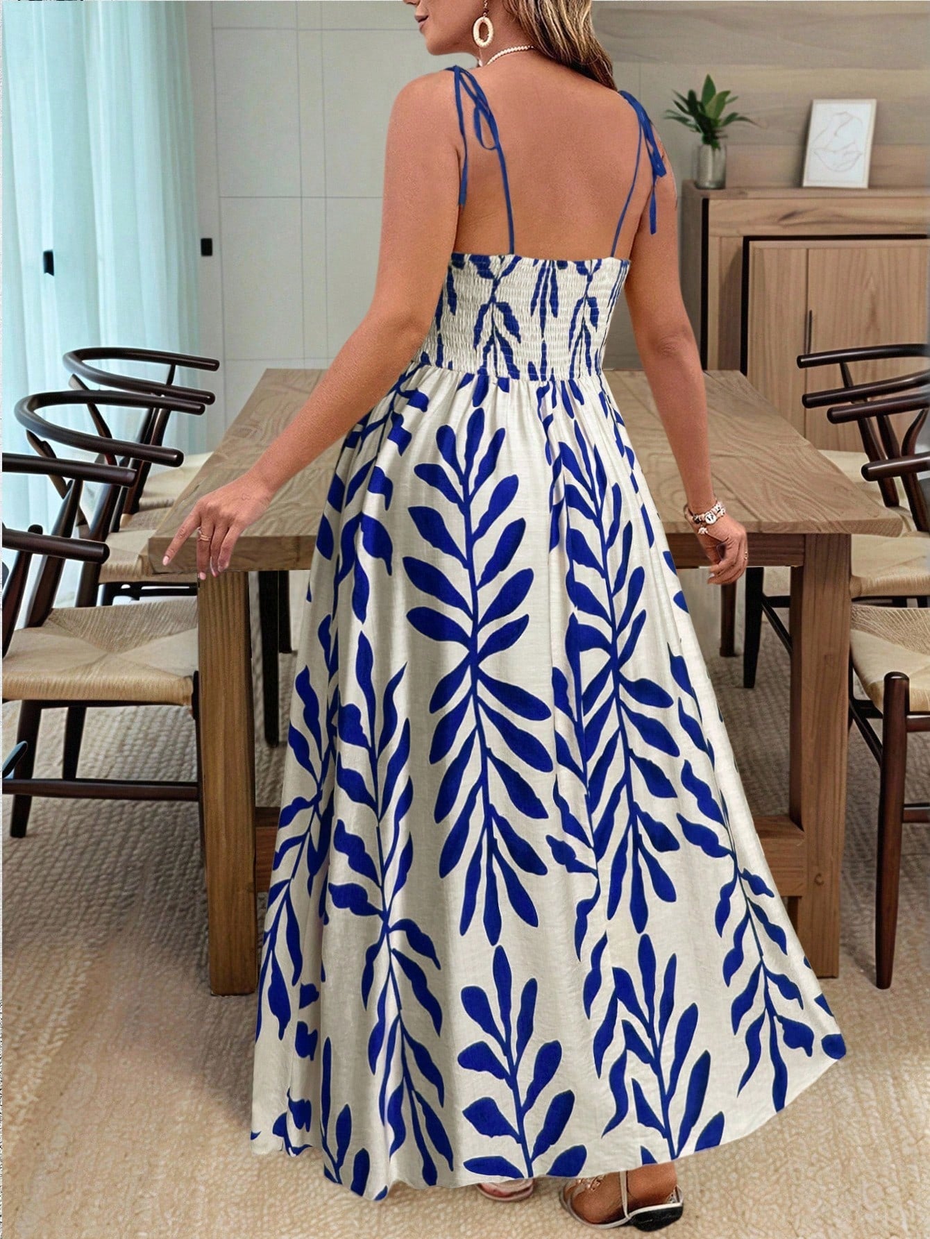 Vestido Longo Estampado com Alças Ajustáveis e Cintura Marcada