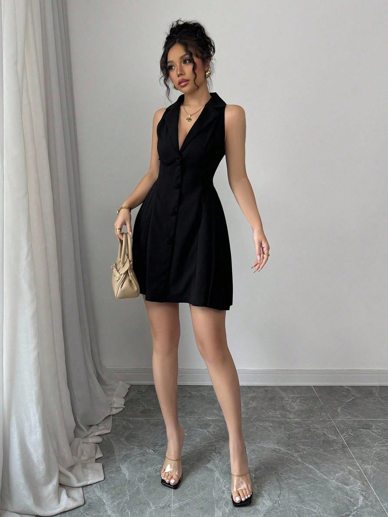 Vestido Curto Preto Sem Manga Com Gola Social E Botões