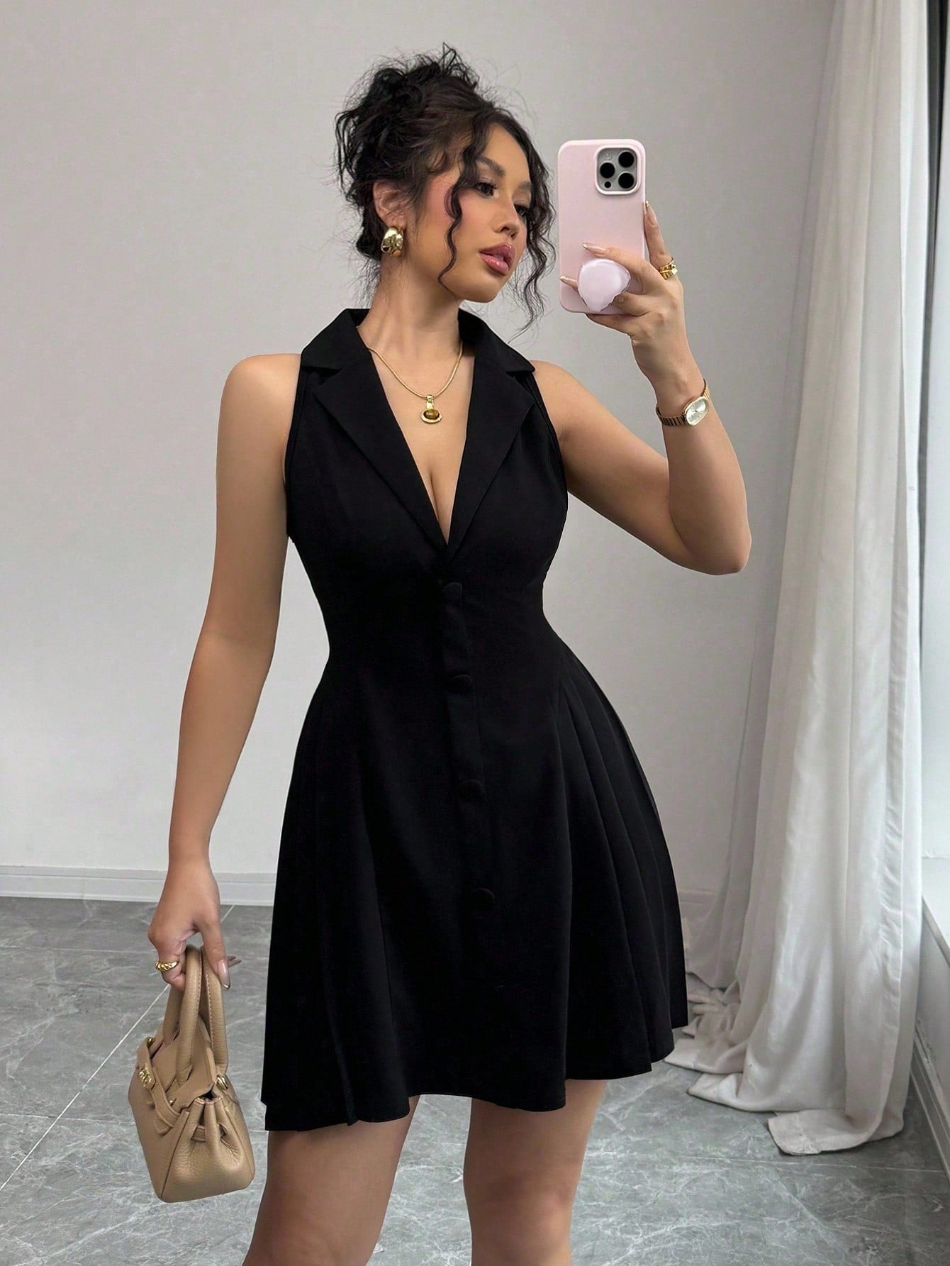 Vestido Curto Preto Sem Manga Com Gola Social E Botões