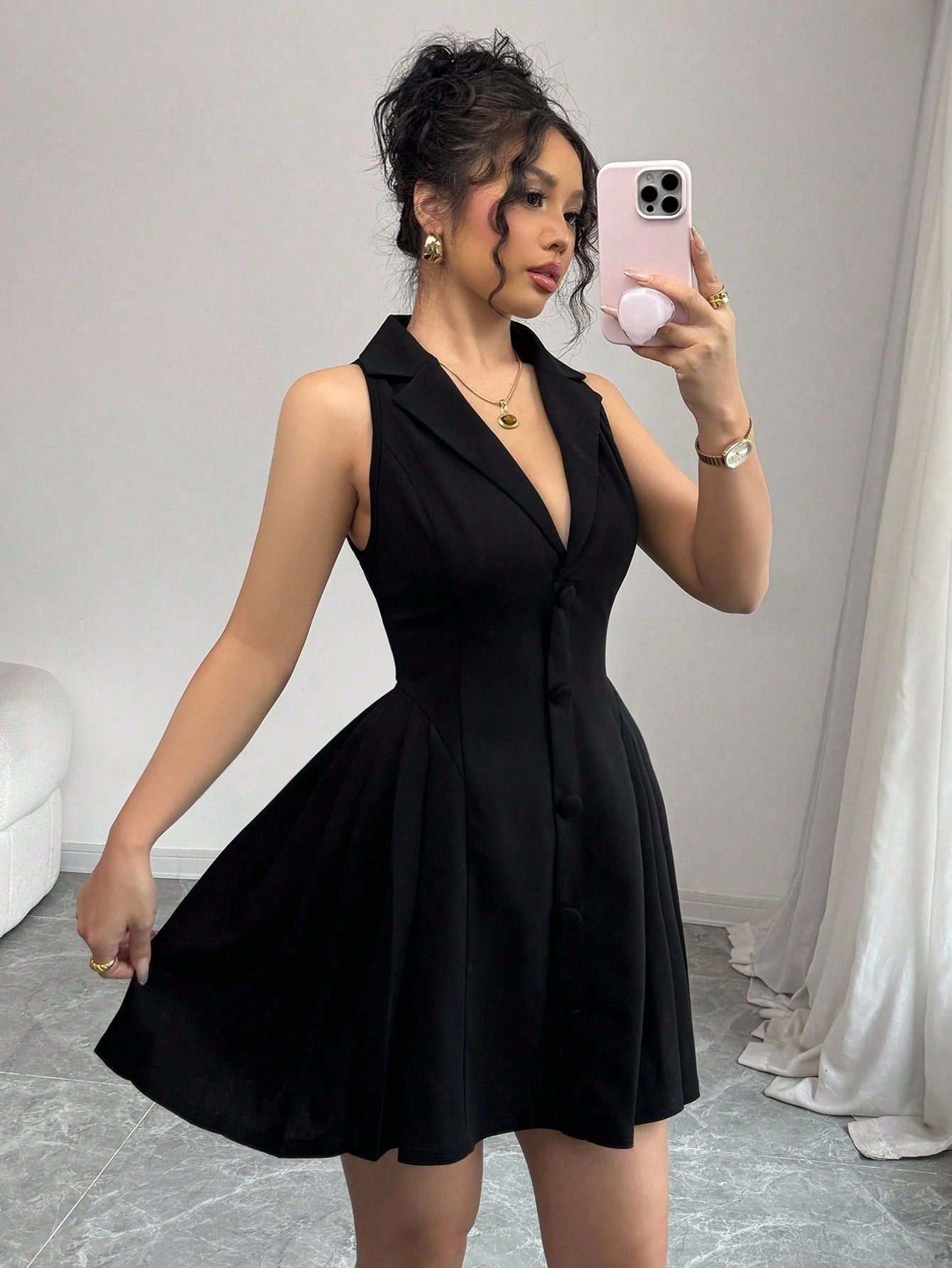 Vestido Curto Preto Sem Manga Com Gola Social E Botões