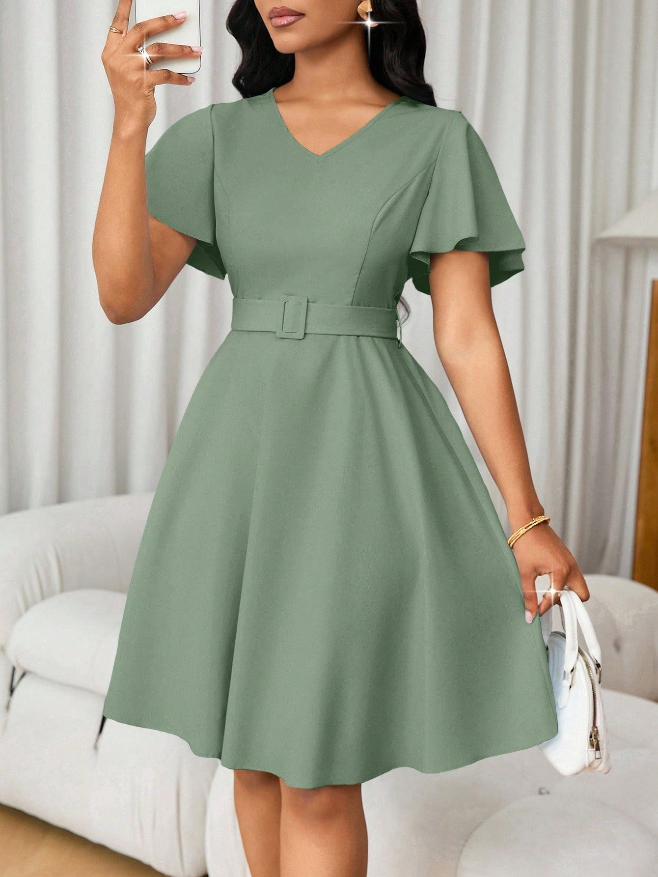Vestido Curto Evasê Decote V Com Cinto E Manga Flare