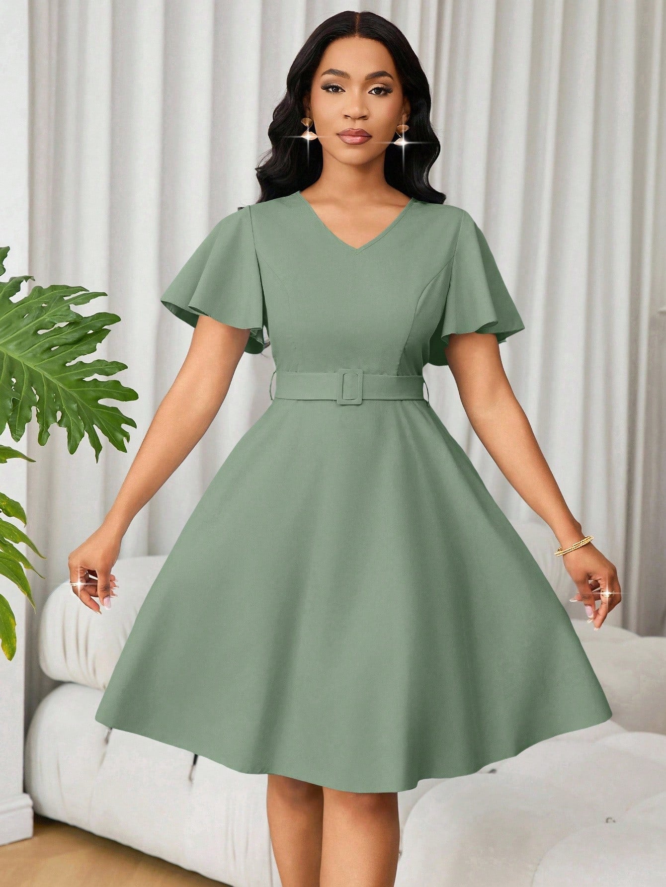 Vestido Curto Evasê Decote V Com Cinto E Manga Flare