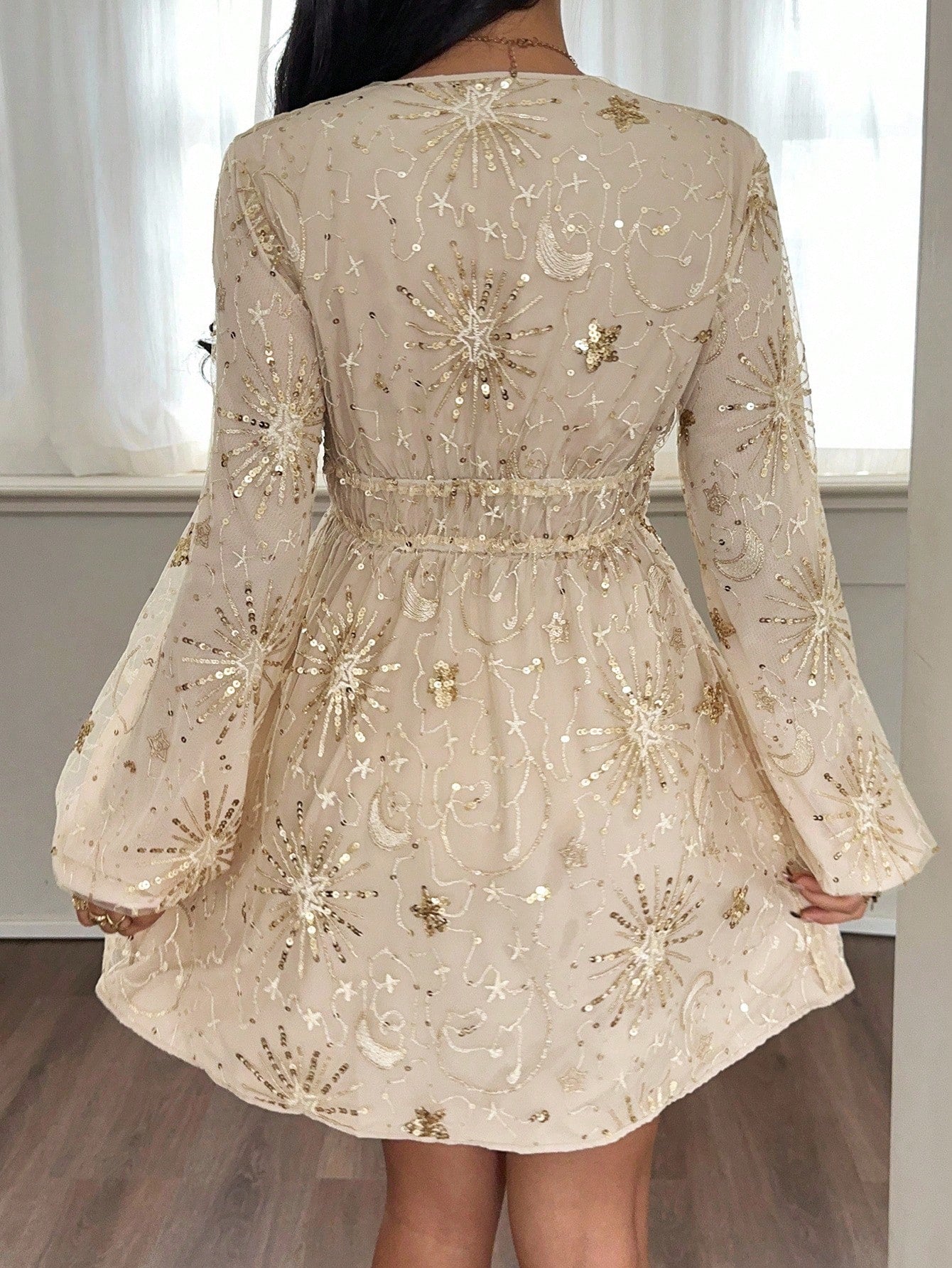 Vestido Curto Decote V Com Manga Longa E Bordado Brilhante