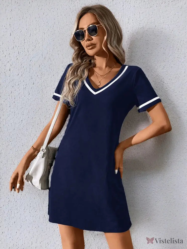 Vestido Curto Casual Decote V Com Detalhe Esportivo Vestido Curto Casual Decote V Com Detalhe Esportivo