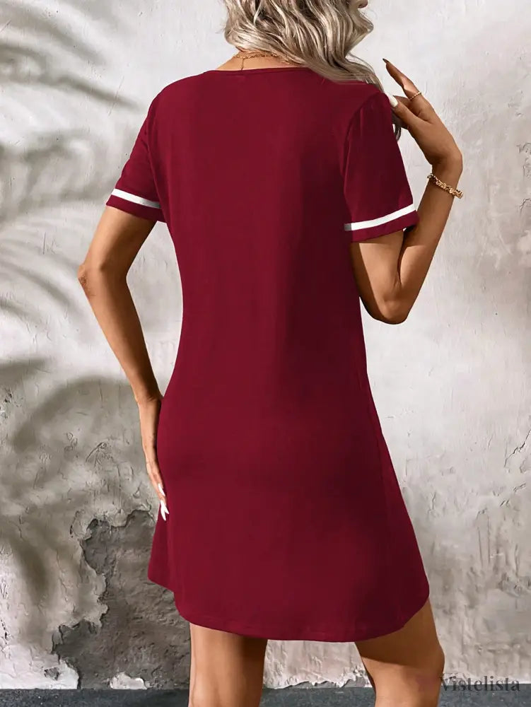 Vestido Curto Casual Decote V Com Detalhe Esportivo Vestido Curto Casual Decote V Com Detalhe Esportivo