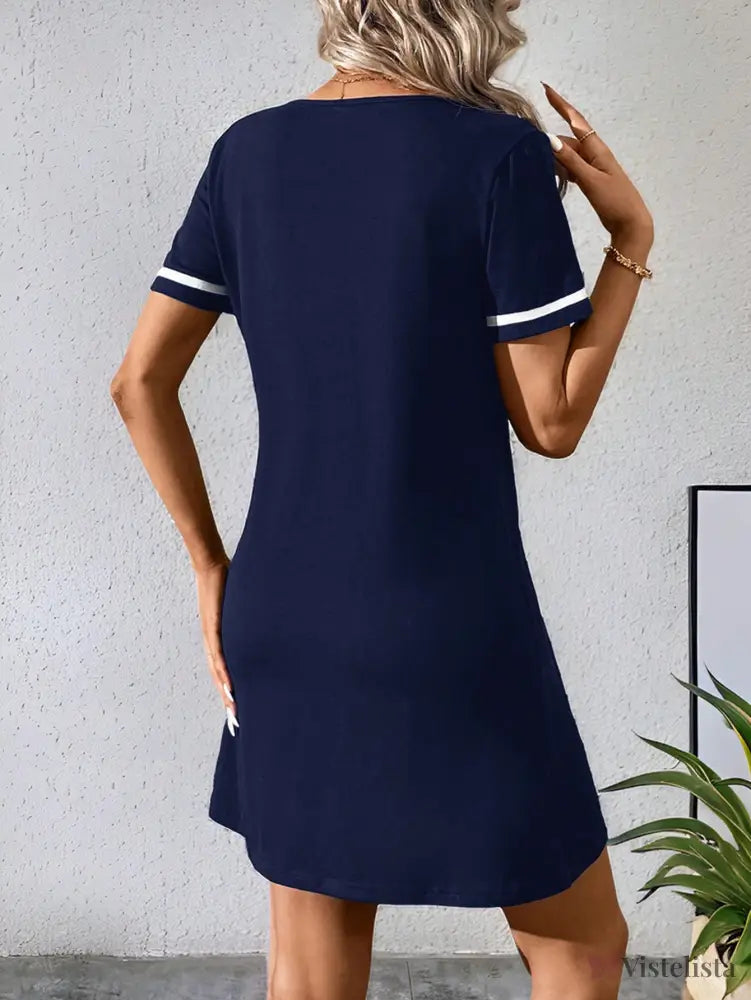 Vestido Curto Casual Decote V Com Detalhe Esportivo Vestido Curto Casual Decote V Com Detalhe Esportivo