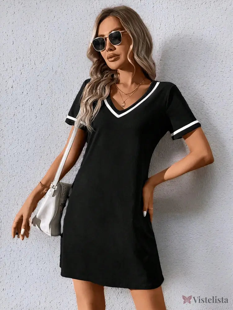 Vestido Curto Casual Decote V Com Detalhe Esportivo Vestido Curto Casual Decote V Com Detalhe Esportivo