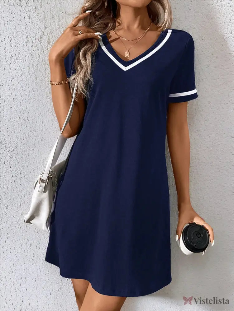 Vestido Curto Casual Decote V Com Detalhe Esportivo Vestido Curto Casual Decote V Com Detalhe Esportivo