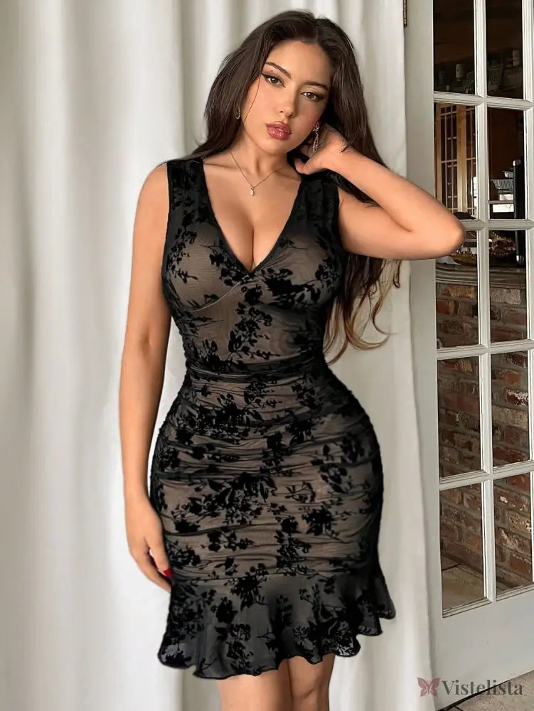 Vestido Curto Justo Em Tule Bordado Floral Com Decote V Vestido Curto Justo Em Tule Bordado Floral Com Decote V