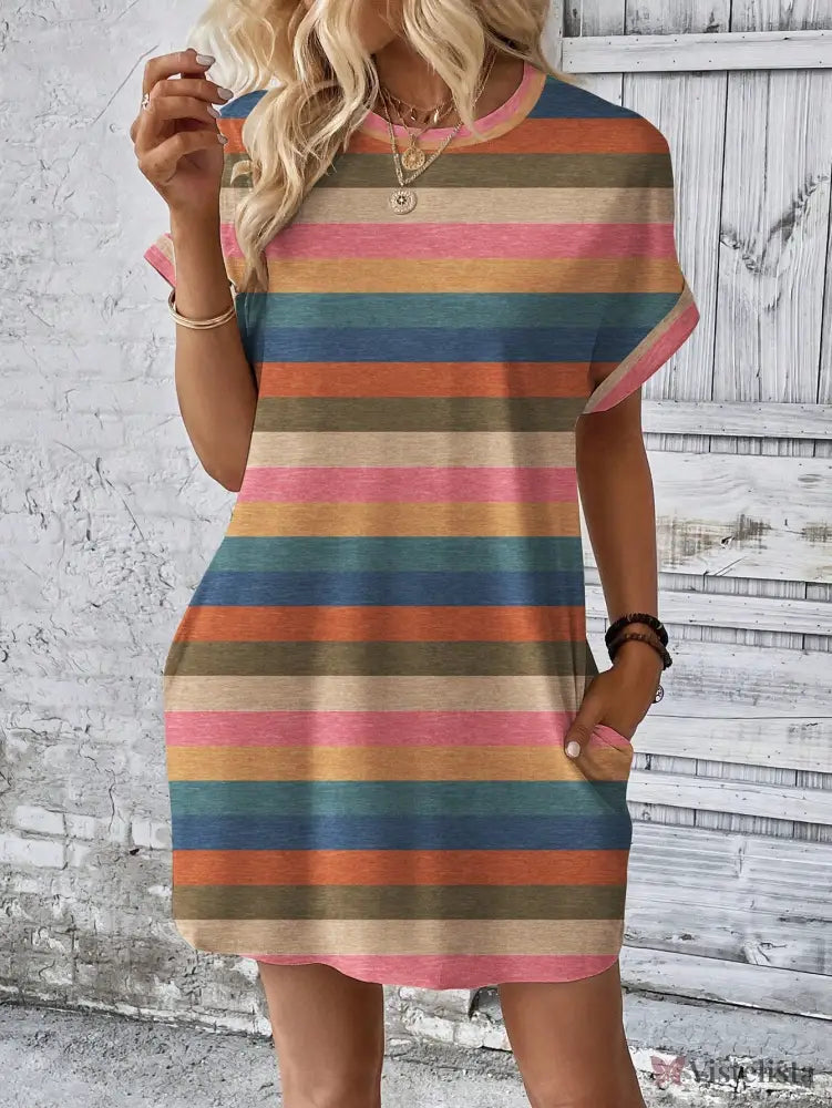 Vestido Curto Listrado Casual Com Bolsos Laterais Vestido Curto Listrado Casual Com Bolsos Laterais