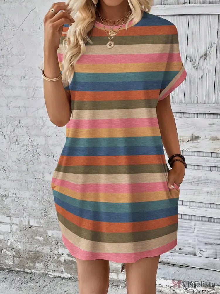 Vestido Curto Listrado Casual Com Bolsos Laterais Vestido Curto Listrado Casual Com Bolsos Laterais
