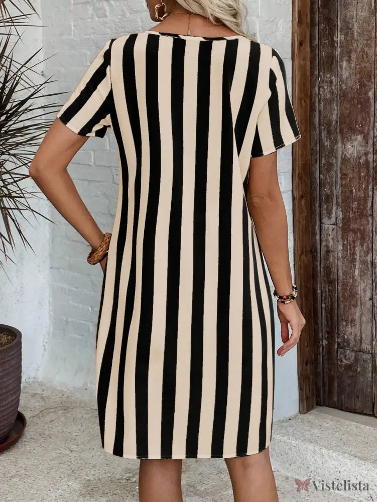 Vestido Curto Listrado Com Bolsos Frontais Vestido Curto Listrado Com Bolsos Frontais