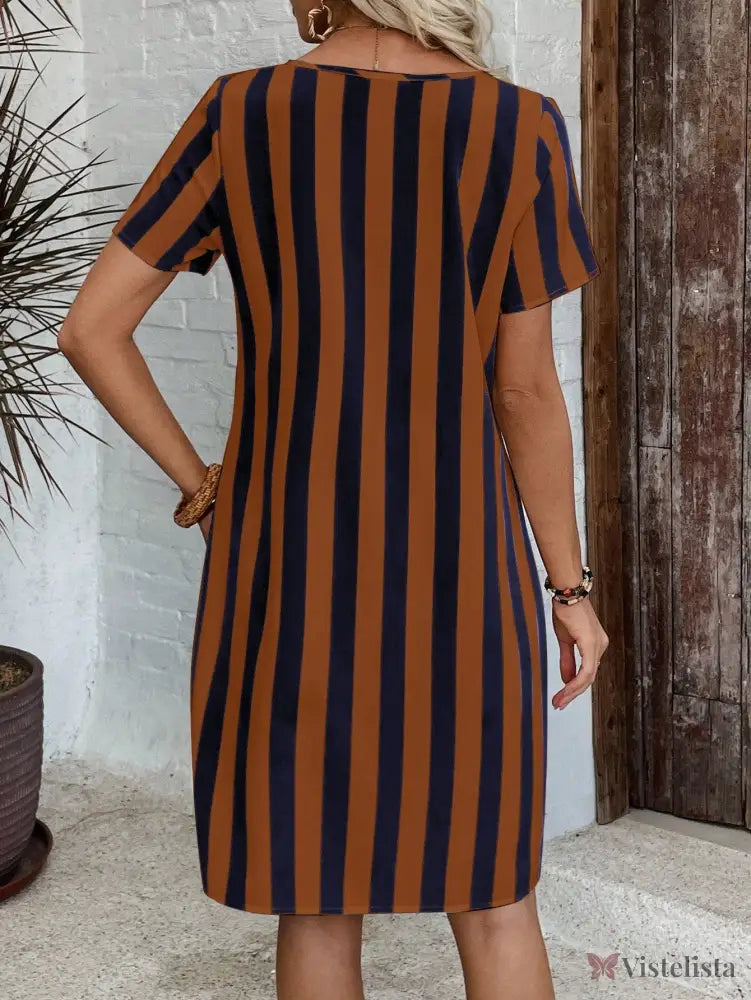 Vestido Curto Listrado Com Bolsos Frontais Vestido Curto Listrado Com Bolsos Frontais