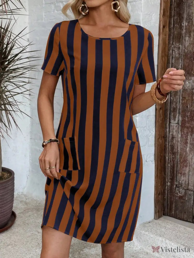 Vestido Curto Listrado Com Bolsos Frontais Vestido Curto Listrado Com Bolsos Frontais
