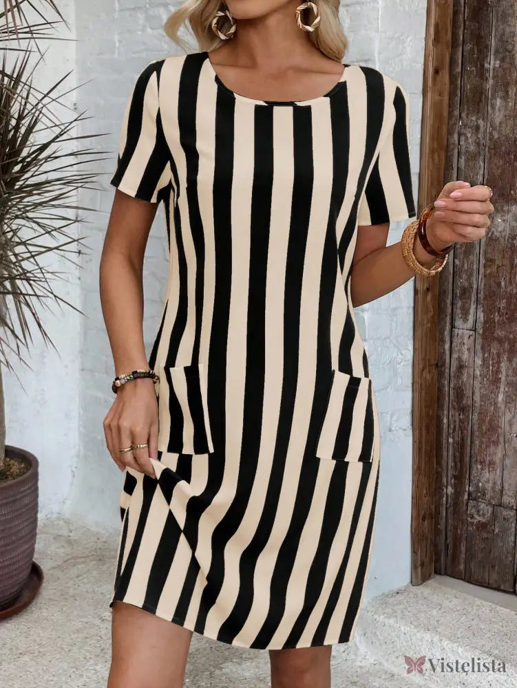Vestido Curto Listrado Com Bolsos Frontais Vestido Curto Listrado Com Bolsos Frontais