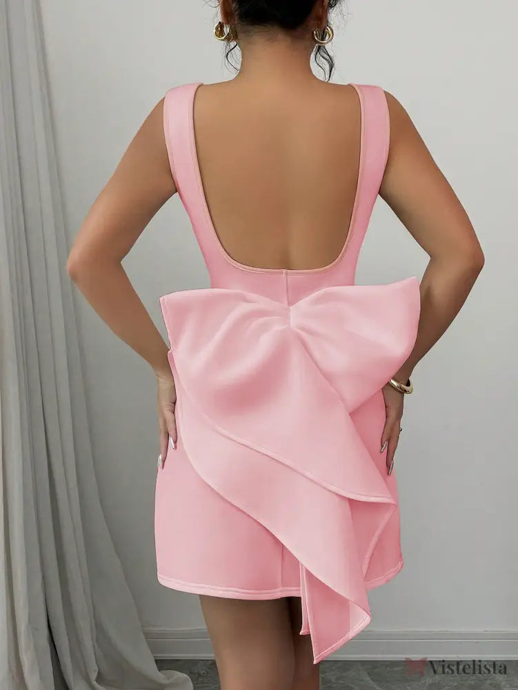 Vestido Elegante Com Decote Profundo E Laço Marcante Vestido Elegante Com Decote Profundo E Laço Marcante