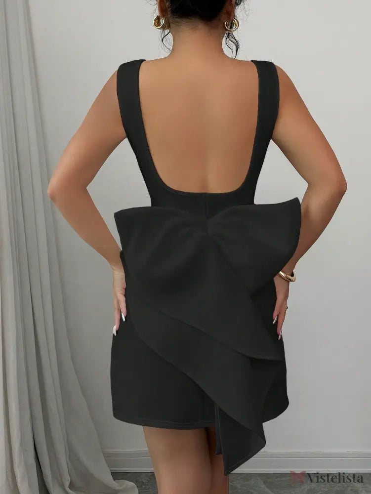Vestido Elegante Com Decote Profundo E Laço Marcante Vestido Elegante Com Decote Profundo E Laço Marcante