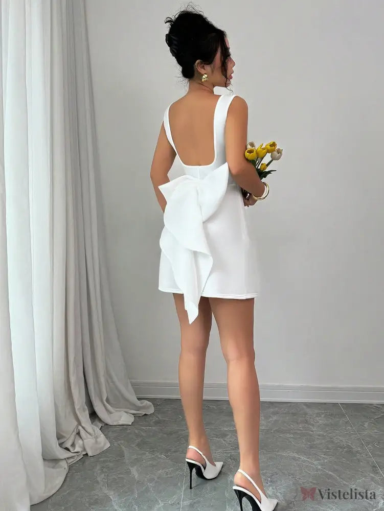 Vestido Elegante Com Decote Profundo E Laço Marcante Vestido Elegante Com Decote Profundo E Laço Marcante