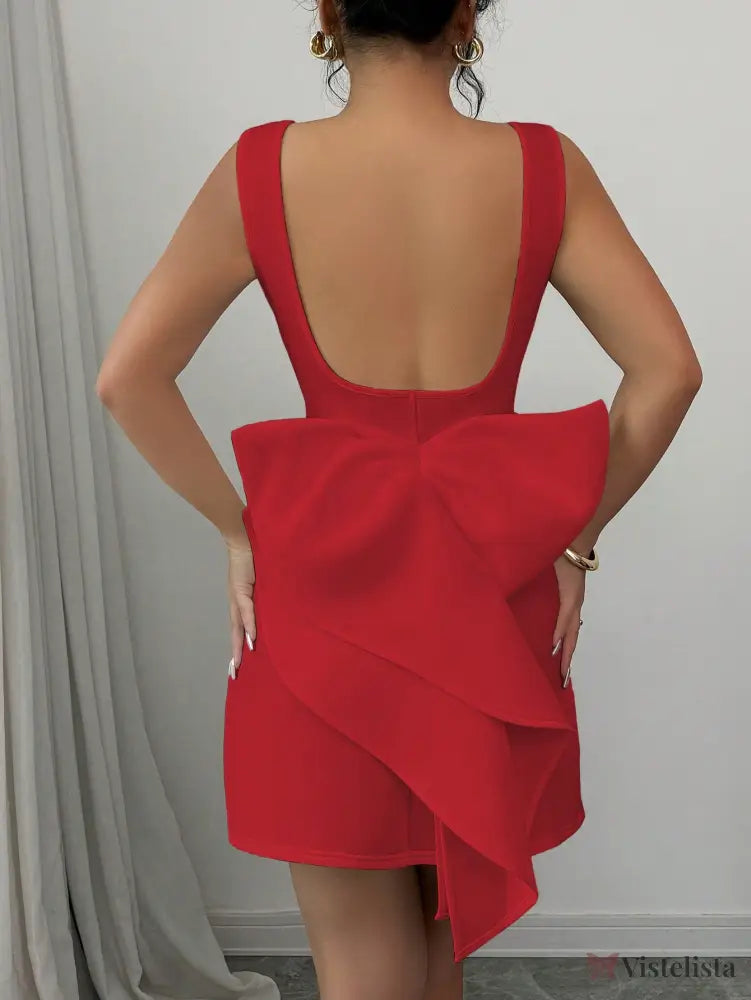 Vestido Elegante Com Decote Profundo E Laço Marcante Vestido Elegante Com Decote Profundo E Laço Marcante